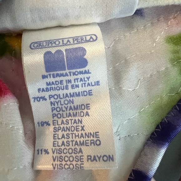 RITMO DI PERLA beautiful floral printed sequined shawl with sequn fringing - Picture 5 of 6